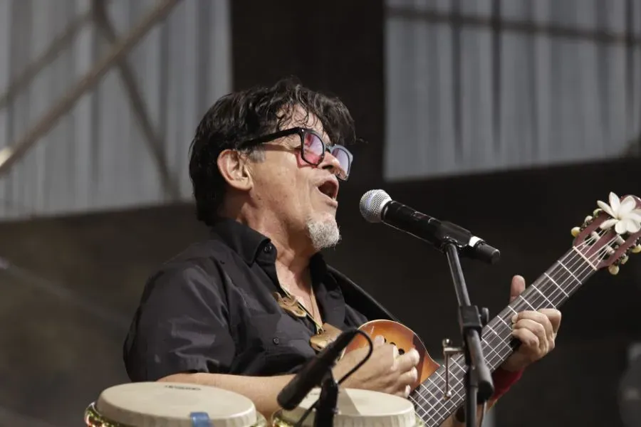 Joe Vasconcellos anim&oacute; la jornada en la Fiesta del Tomate.