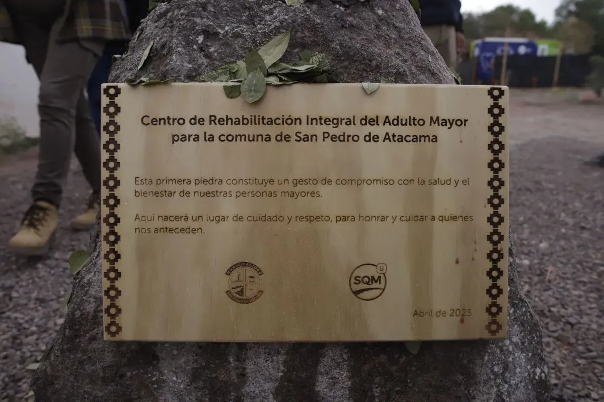 Placa por la colocaci&oacute;n de la primera piedra del centro.