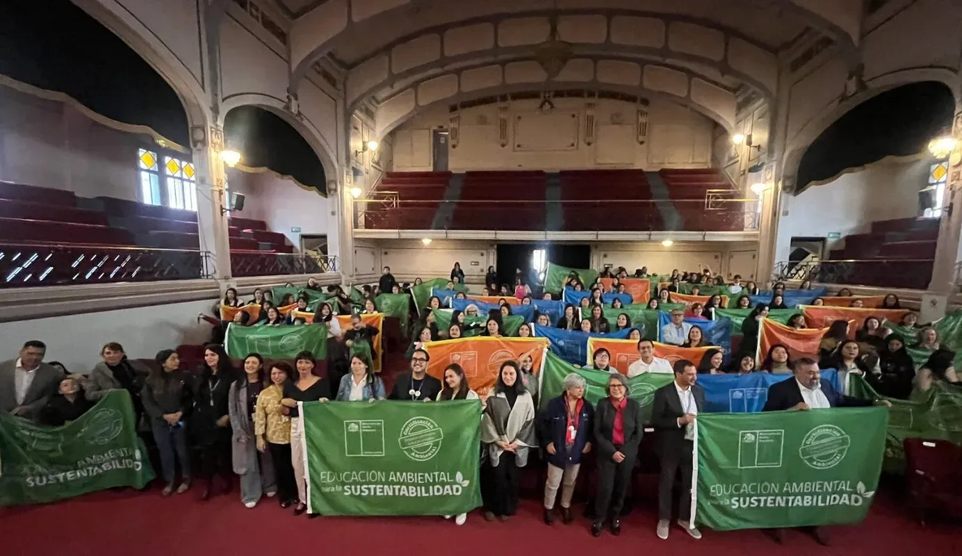 Personal de la educaci&oacute;n en l&iacute;nea con la sustentabilidad.