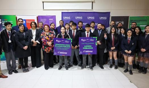 Estudiantes en la entrega simb&oacute;lica.