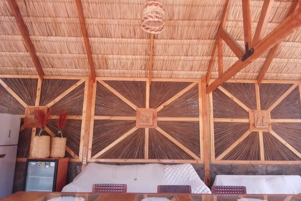 Construcci&oacute;n ancestral con totora y brea en Bah&iacute;a Chascos.