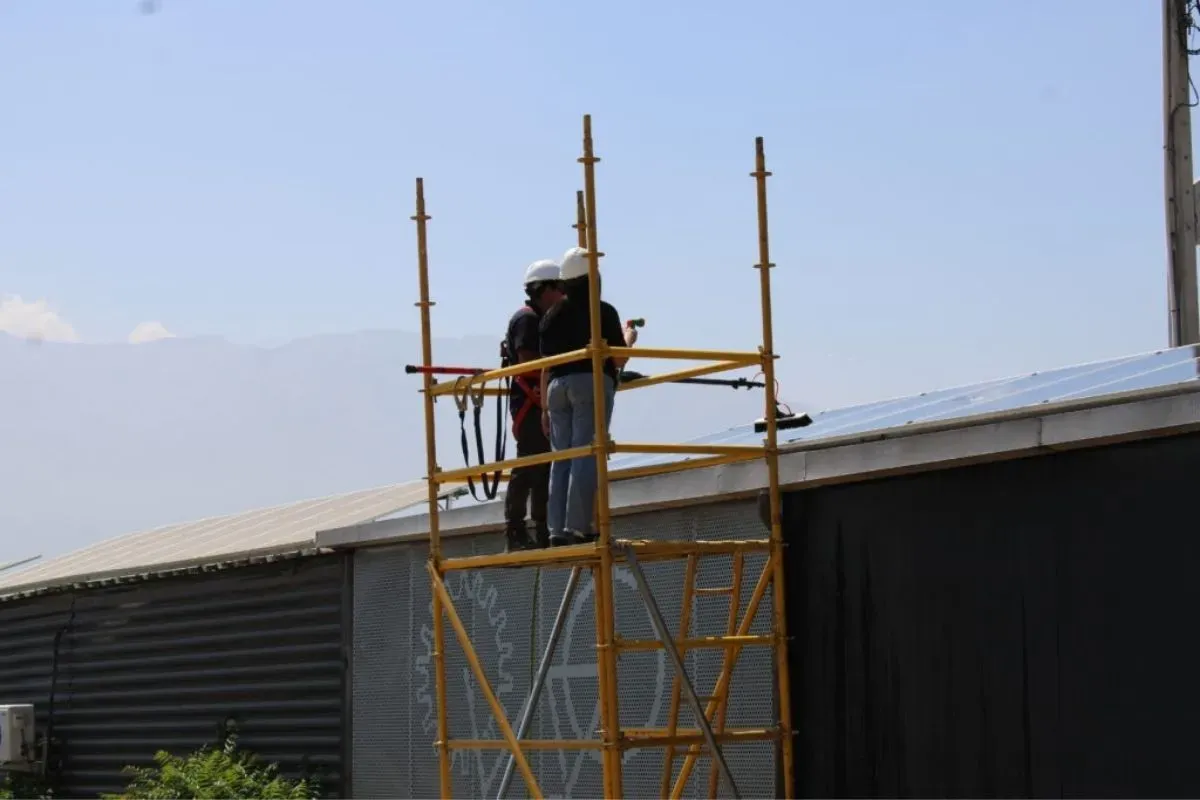 Mantenci&oacute;n y limpieza de los paneles fotovoltaicos ubicados en el Punto Limpio Central del Campus San Joaqu&iacute;n.