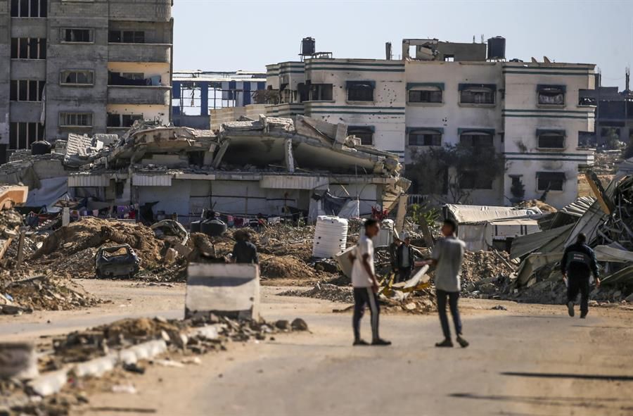 Camiones saqueados en Gaza