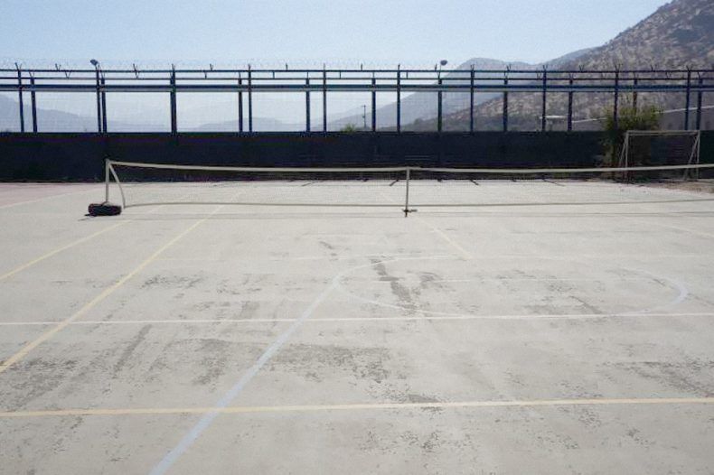 Cancha de tenis en Punta Peuco.