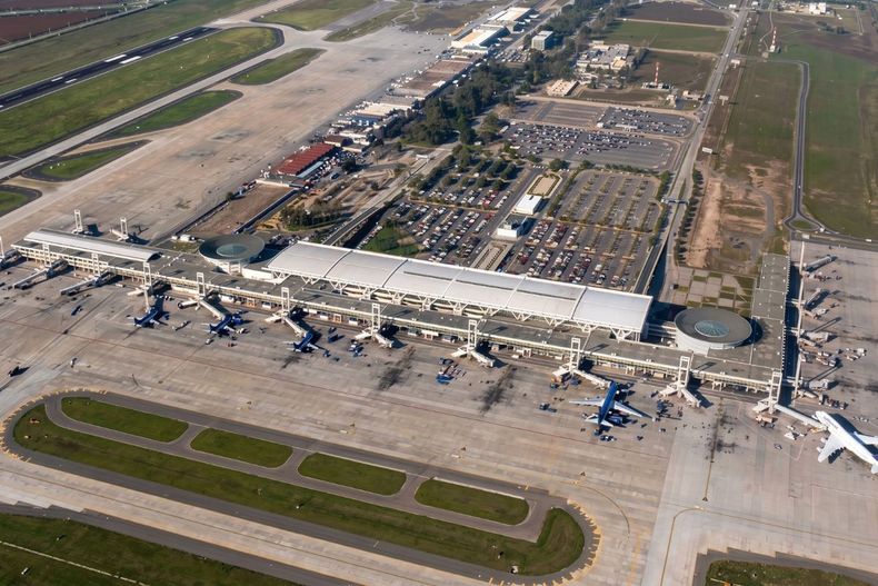 Un equipo de la UANDES desarrolló un agente de curado interno que reduce hasta un 80% el agrietamiento del hormigón. La tecnología será probada en una losa del Aeropuerto Arturo Merino Benítez en Santiago.