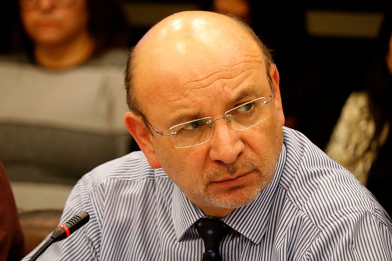 senador castro y proyecto de ley corta de isapres es el unico que tiene sustentabilidad.jpg