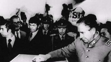 El Desconcierto | Pinochet votando en el plebiscito de 1980.jpg