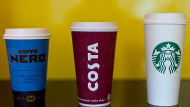 Starbucks entre empresas cuestionadas en Reino Unido por hallazgo de bacterias fecales en hielo