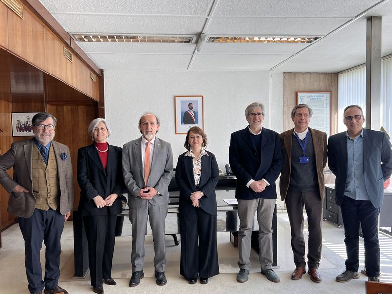 Ministra Rector y academicos.jpg