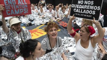 Susan Sarandon y más de 500 mujeres fueron detenidas en manifestación contra Trump por política migratoria