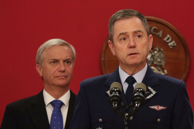 El nuevo General de Aviación Leonardo Romanini Gutiérrez junto al presidente Jose Antonio Kast. Créditos: Agencia UNO.&nbsp;