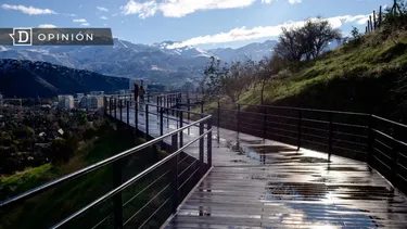 El Desconcierto | 18549 un sendero en un cerro con la cordillera de fondo.webp