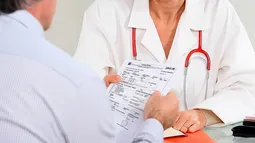 Licencias médicas falsas, sanciones del Compin y paradero en Europa: la historia del médico que buscan desde La Florida