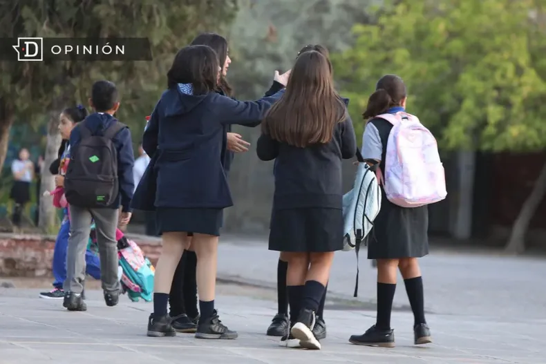 15196 escolares a la entrada de un colegio.webp