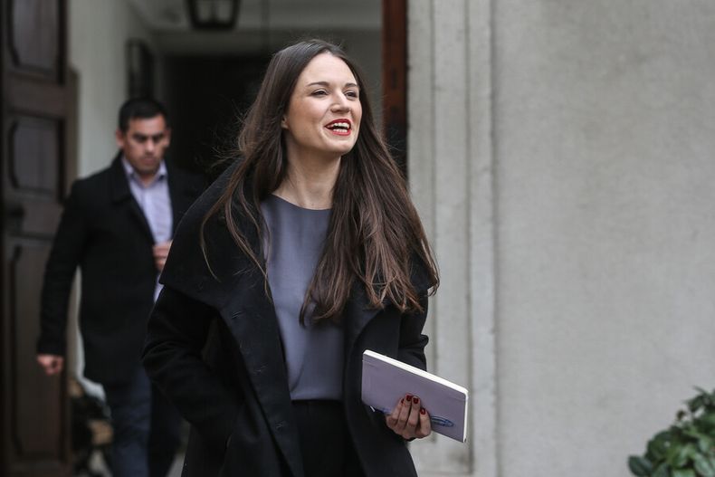 gobierno se deslinda de karamanos lo importante es pensar en presente y futuro del pais.jpg