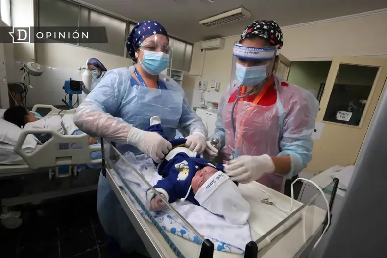 16243 imagen de un bebe siendo atendido post parto.webp