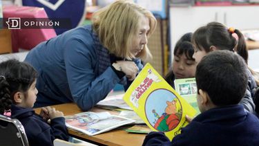 El Desconcierto | 8289 imagen de una profesora con alumnos de educacion basica.jpg