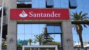 Banco Santander denuncia ser víctima de filtración de datos de sus clientes en Chile