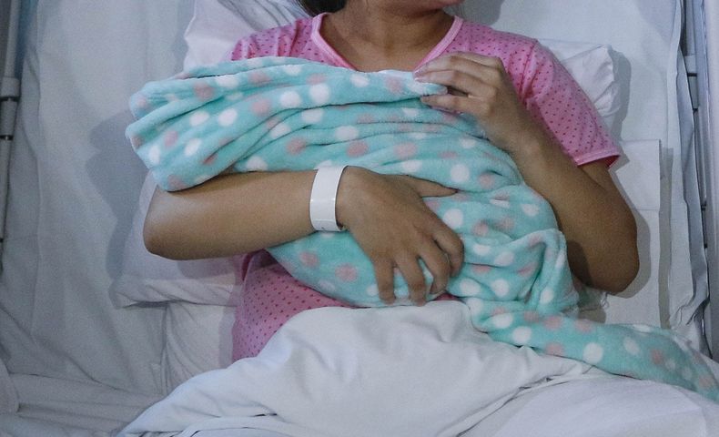 por provocar dano neurologico a nina recien nacida: hospital, medico y matrona deben pagar mil millones.jpg