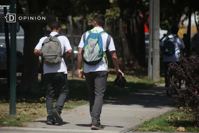 15198 jovenes caminando de espalda.webp