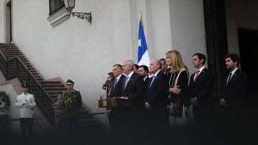 El Desconcierto | José Antonio Kast en La Moneda con un grupo de ministros detrás suyo