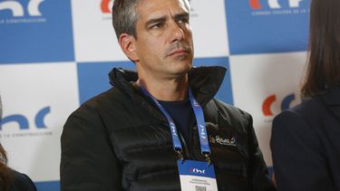 Alcaldía de La Reina en la mira: Denuncian mal uso de recursos públicos en encuesta sobre armamento eléctrico