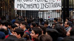 El foco de luz de la Nación: La repudiada carta de ex alumnos del Instituto Nacional ante las críticas machistas