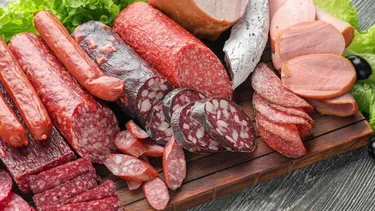 Por riesgo de sufrir cáncer colorrectal: Presentan proyecto de ley que prohíbe publicidad de carnes procesadas