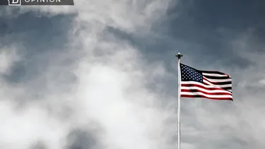El Desconcierto | 10444 bandera de usa con un cielo gris.webp