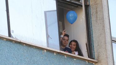 VIDEO| Feliz cumpleaños, Carolina: Mujeres saludaron a joven lesbiana con cantos desde las afueras de la ex Posta Central
