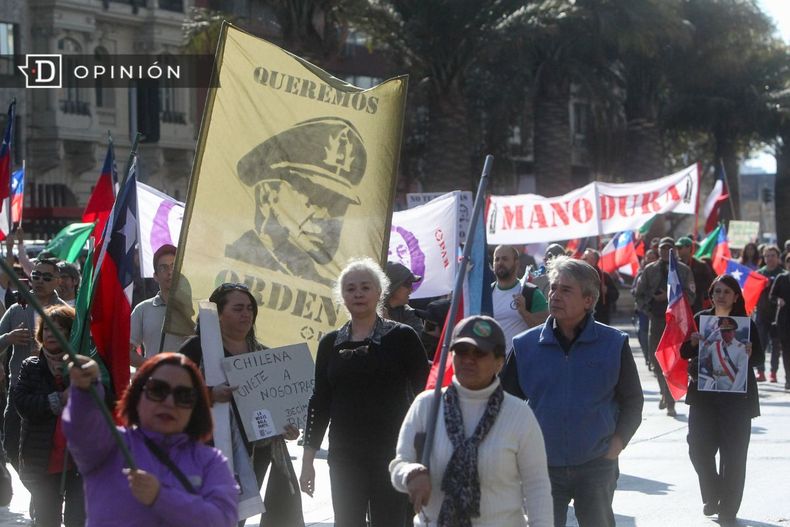 8901 marcha ultraderechista en chile con afiches del dictador pin.jpg