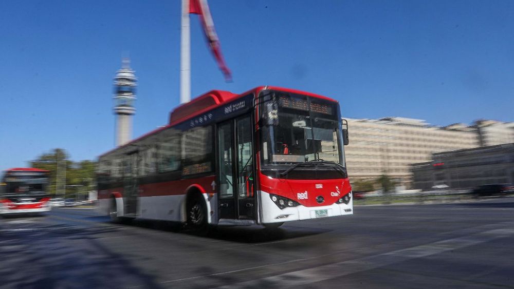 Bus del Transantiago frente a La Moneda / Agencia Uno