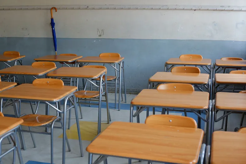 alumno sorprendido con cuchillo en liceo de tome fue expulsado y justicia respalda decision por ajustarse a reglamento.webp
