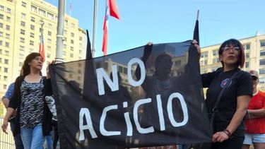 Vecinos de Tiltil llegaron hasta La Moneda para protestar por planta contaminante