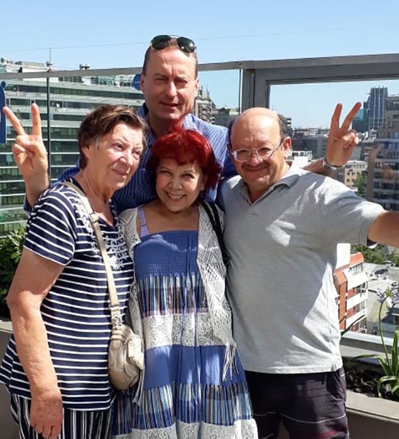 svetia alex mama y papa en el costanera center.jpg