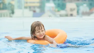 Ante alza de paseos en piscinas: Sepa cómo operar frente a caídas y lesiones de menores
