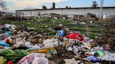 Más de $250 mil y 540 días de cárcel: Penas por tirar basura en sitios eriazos en nueva ley