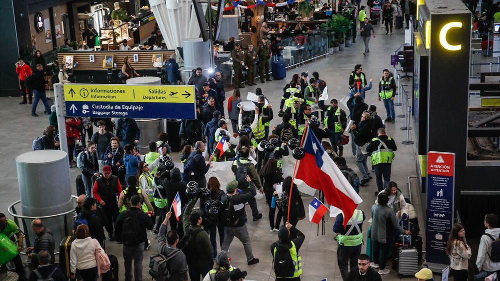 Huelga de trabajadores en Aeropuerto de Santiago: Así puedes saber si tu vuelo fue cancelado