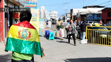 El Desconcierto | 21488 foto de una persona con la bandera de bolivia en la espalda.webp