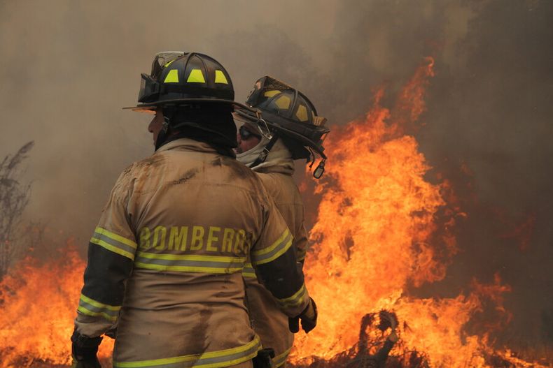 Bomberos combatiendo incendios forestales.jpg