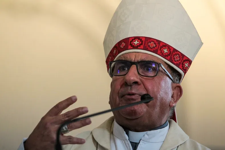 cardenal chomali solidariza con iglesia catolica bombardeada por israel en gaza se atento contra lo mas sagrado.webp