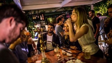Chacao, el Manhattan de Caracas donde los jóvenes opositores a Maduro protestan de día y toman whisky de noche
