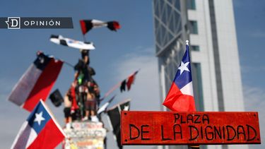 El Desconcierto | 5697 imagen de personas reunidas en la estatua de baquedano duran.jpg