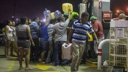 Adictos al petróleo: Saqueos, protestas y ataques a palacio de gobierno por gasolinazo en México