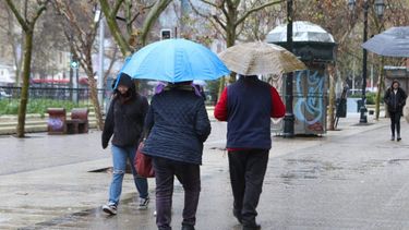 Lluvia en Santiago: Meteorología anuncia chubascos para la RM a partir de este sábado