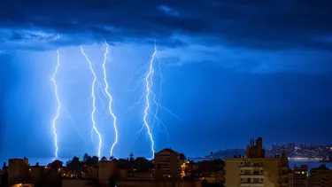 Tormentas eléctricas en Fiestas Patrias: Senapred recomienda evitar proximidad a rejas de metal o alambrados