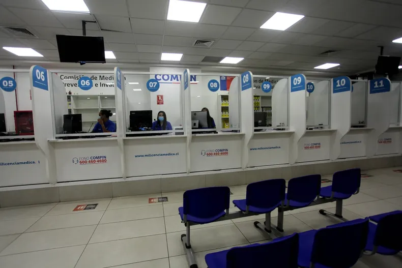 mujer en tramite de pension de invalidez vio rechazadas 3 licencias medicas suprema dijo que le negaron el pago al que tenia derecho.webp