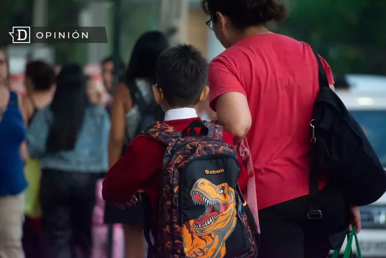 24467 mama llevando a su hijo al colegio.webp