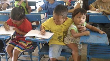 La tierna imagen del niño filipino que llevó a su hermana al colegio porque su abuela tenía que trabajar