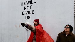 VIDEO| Conocido actor de Hollywood es detenido mientras protestaba contra Donald Trump